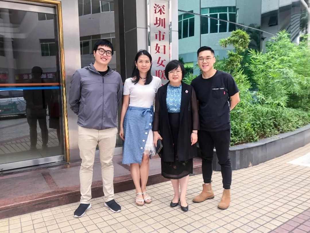 图为: 深圳市妇联主席、市妇儿工委副主任马宏(右二)、市妇联办公室副主任夏恬(左二)、 活动主办方:奔跑宝CEO吴嘉豪(右一)、深圳妇儿基金会传播主管刘炳轩(左一) 图为: 深圳市妇联主席、市妇儿工委副主任马宏(右二)、市妇联办公室副主任夏恬(左二)、 活动主办方:奔跑宝CEO吴嘉豪(右一)、深圳妇儿基金会传播主管刘炳轩(左一)